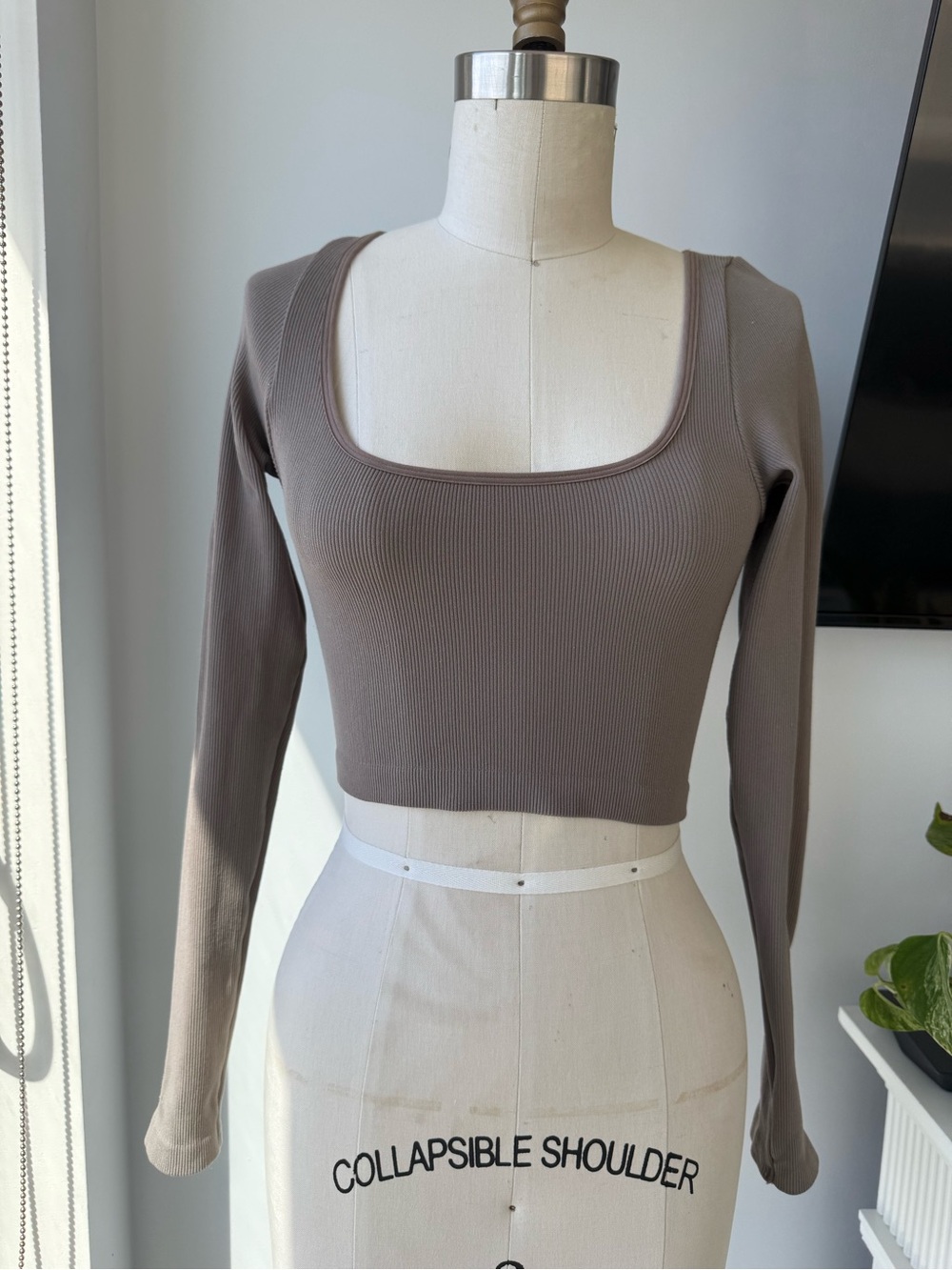 Aritzia Sunday Best Ribbed Square-Neck Long Sleeve Crop Top